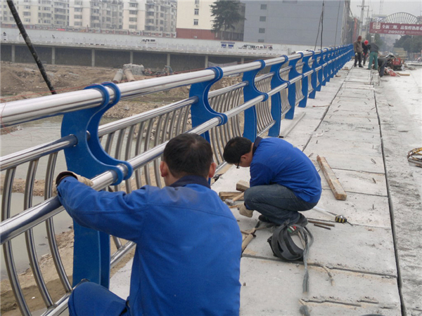 信阳不锈钢河道护栏的特性及其在城市景观中的应用