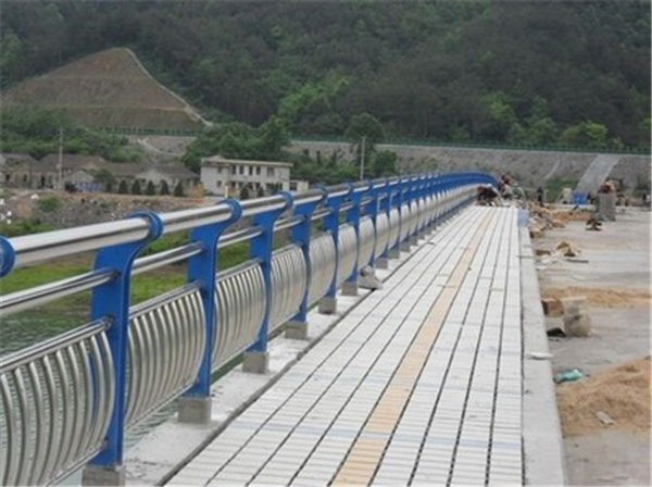 信阳不锈钢桥梁护栏的特性及其在现代建筑中的应用