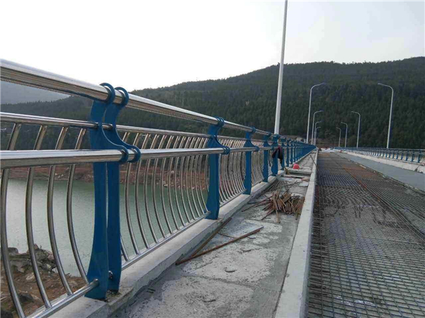 信阳不锈钢桥梁护栏防腐措施的重要性及实施策略
